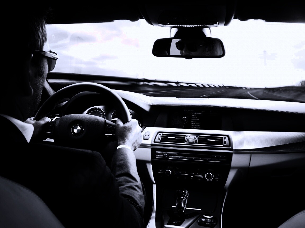 За рулём BMW F10 обои