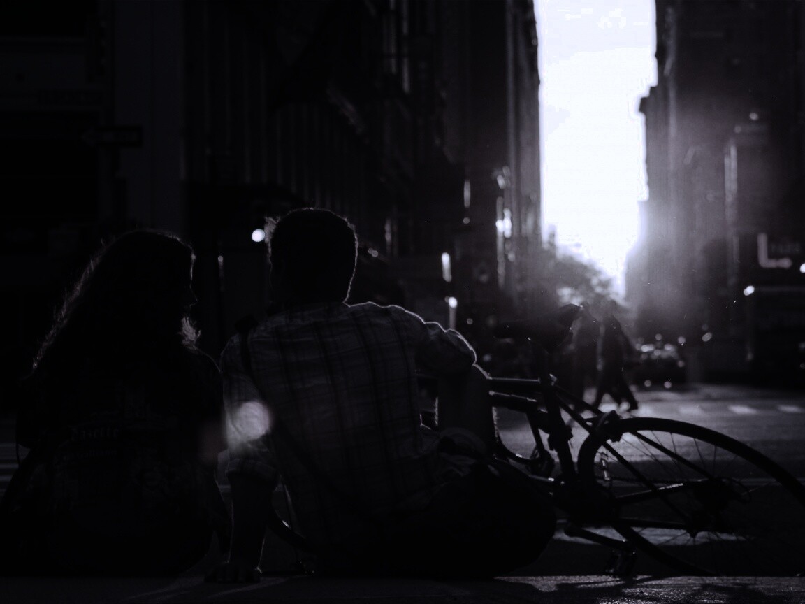 Девушка и парень с велосипедом на закате обои