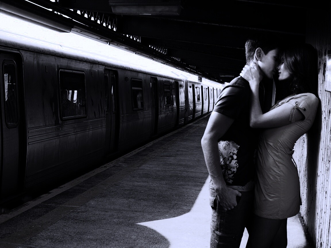 Прощание на станции метро обои