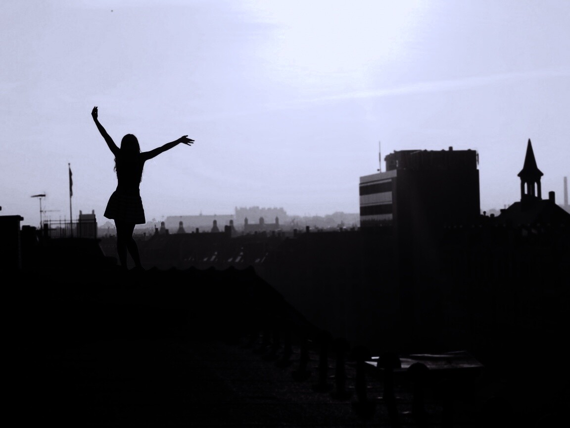 Девушка на крыше обои