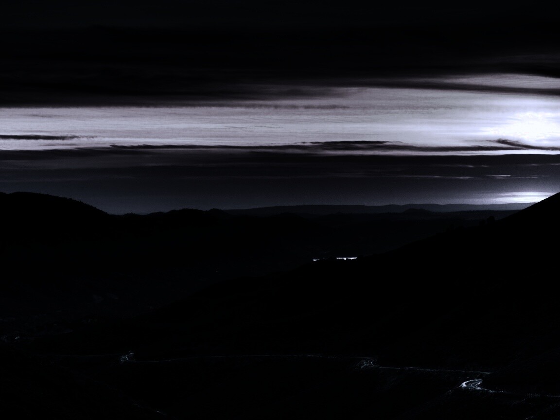 Дорога спускается с гор в долину обои