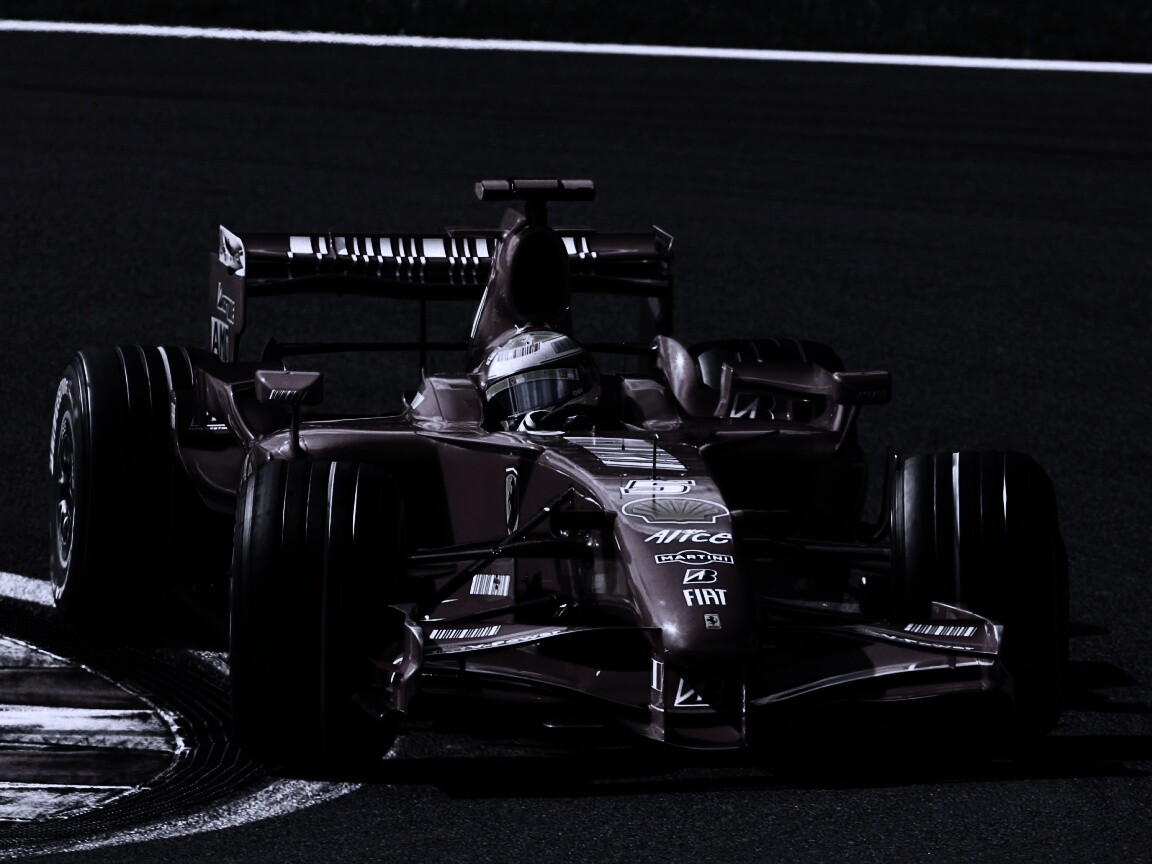 Болид Формула 1 на повороте обои