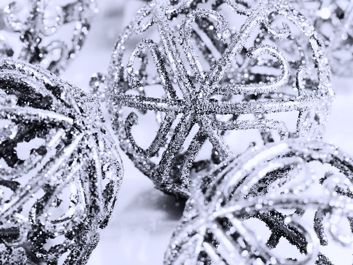 Серебрянные новогодние шары обои