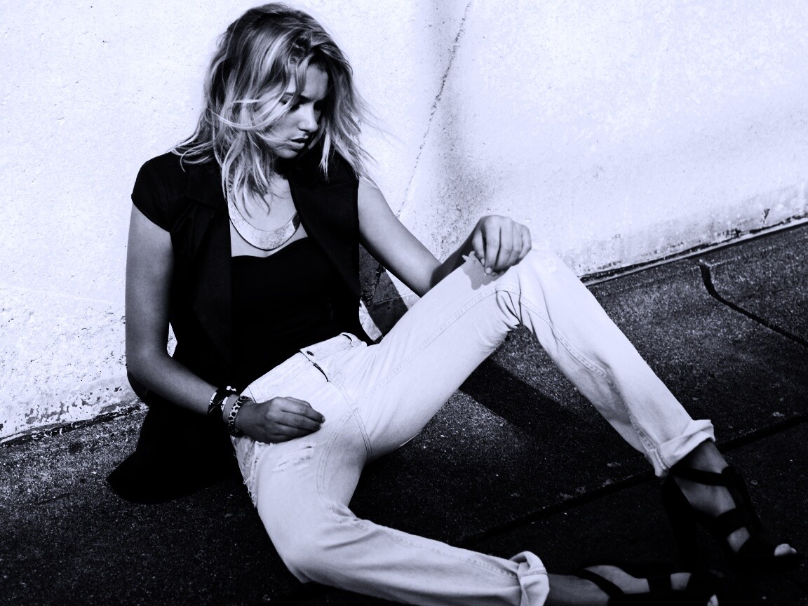 Девушка у стены обои