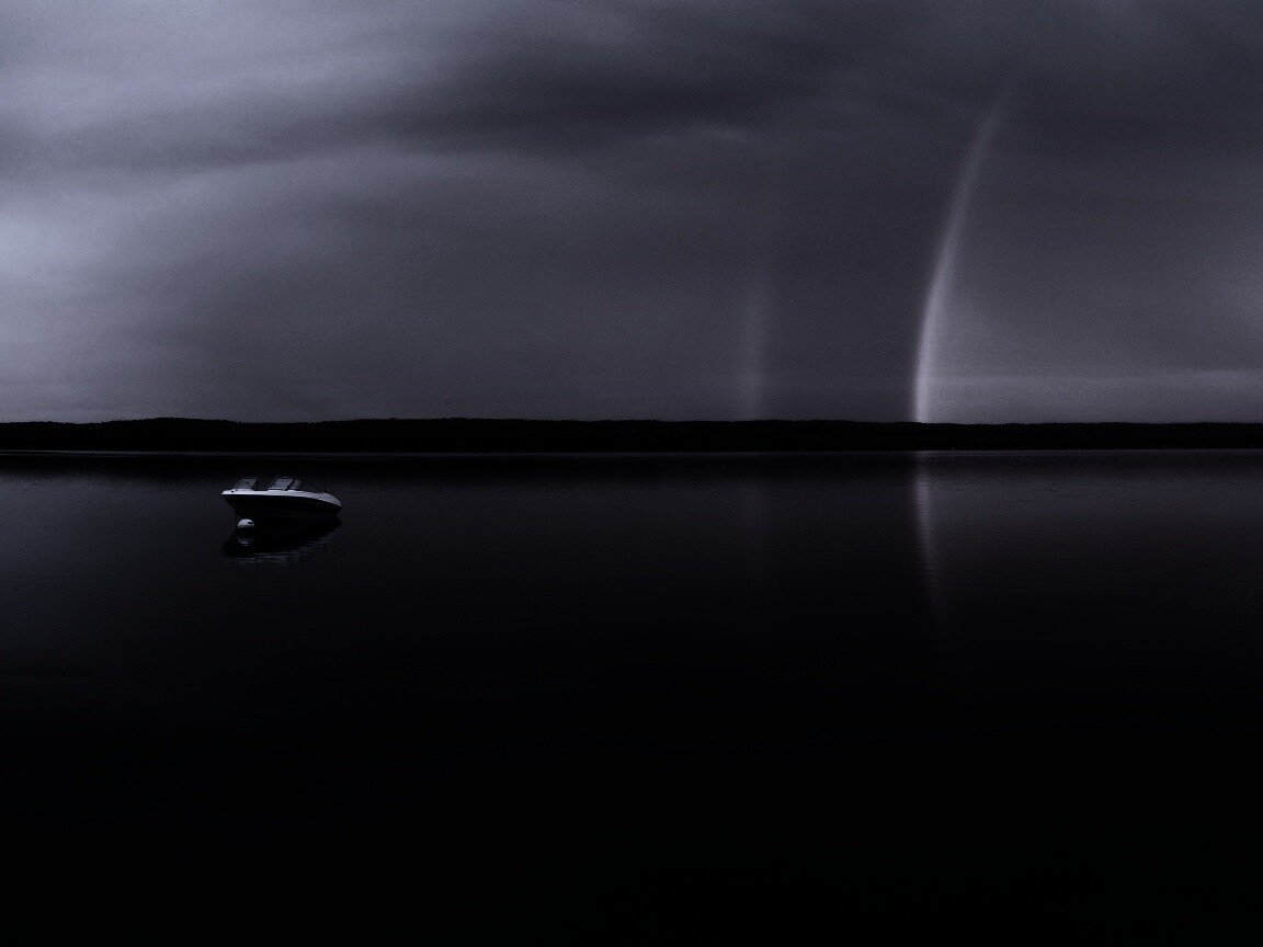 Катер на озере обои