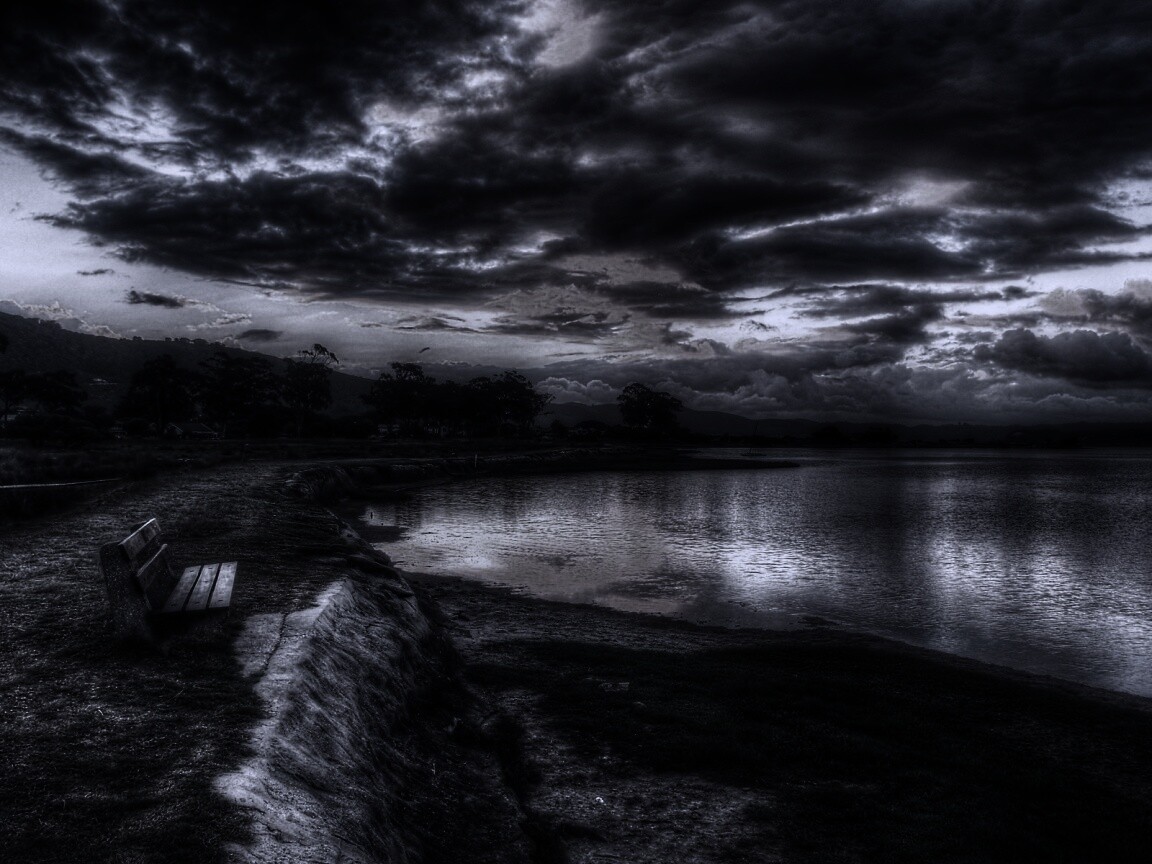 Скамейка у озера обои