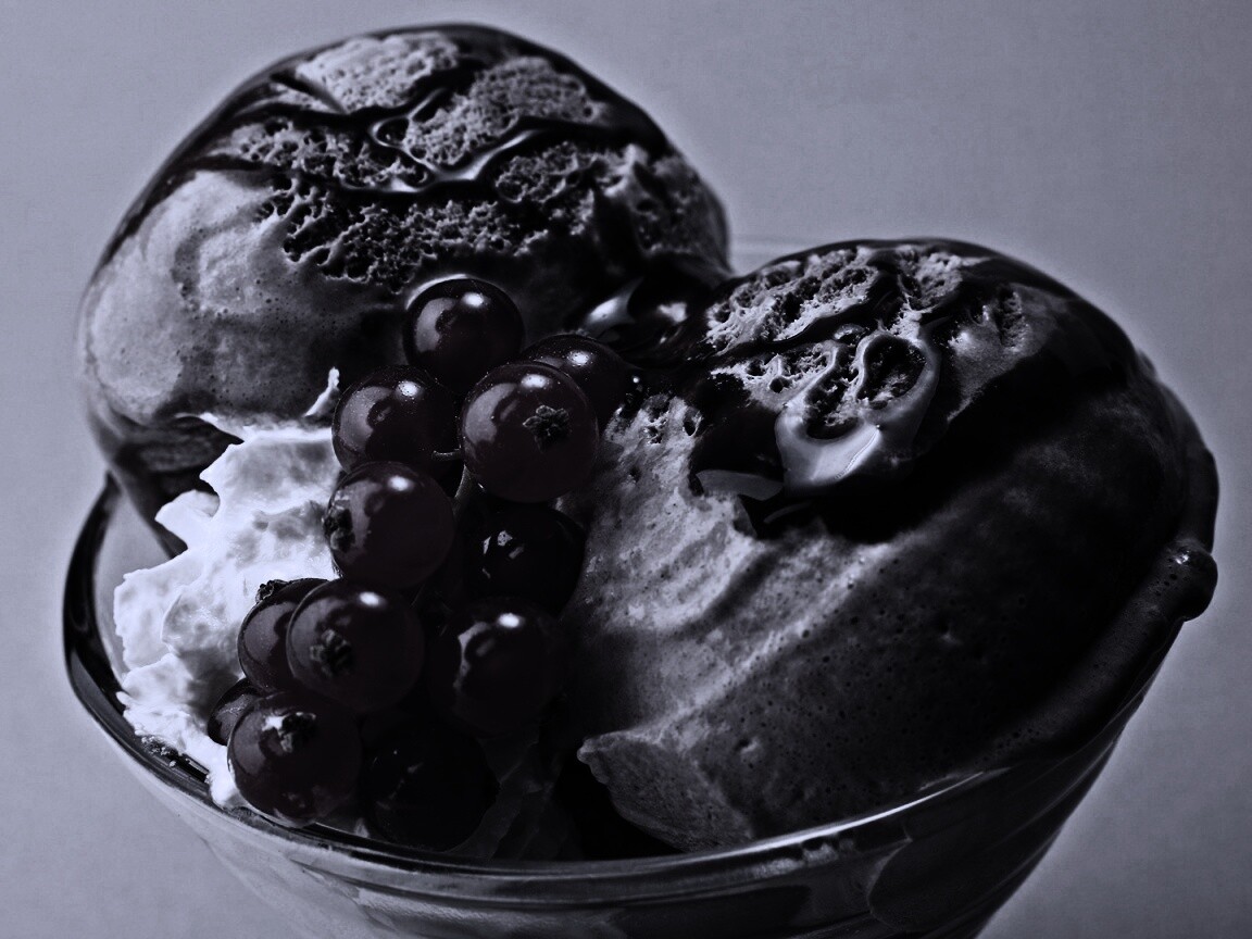 Шоколадное мороженое со смородинкой обои