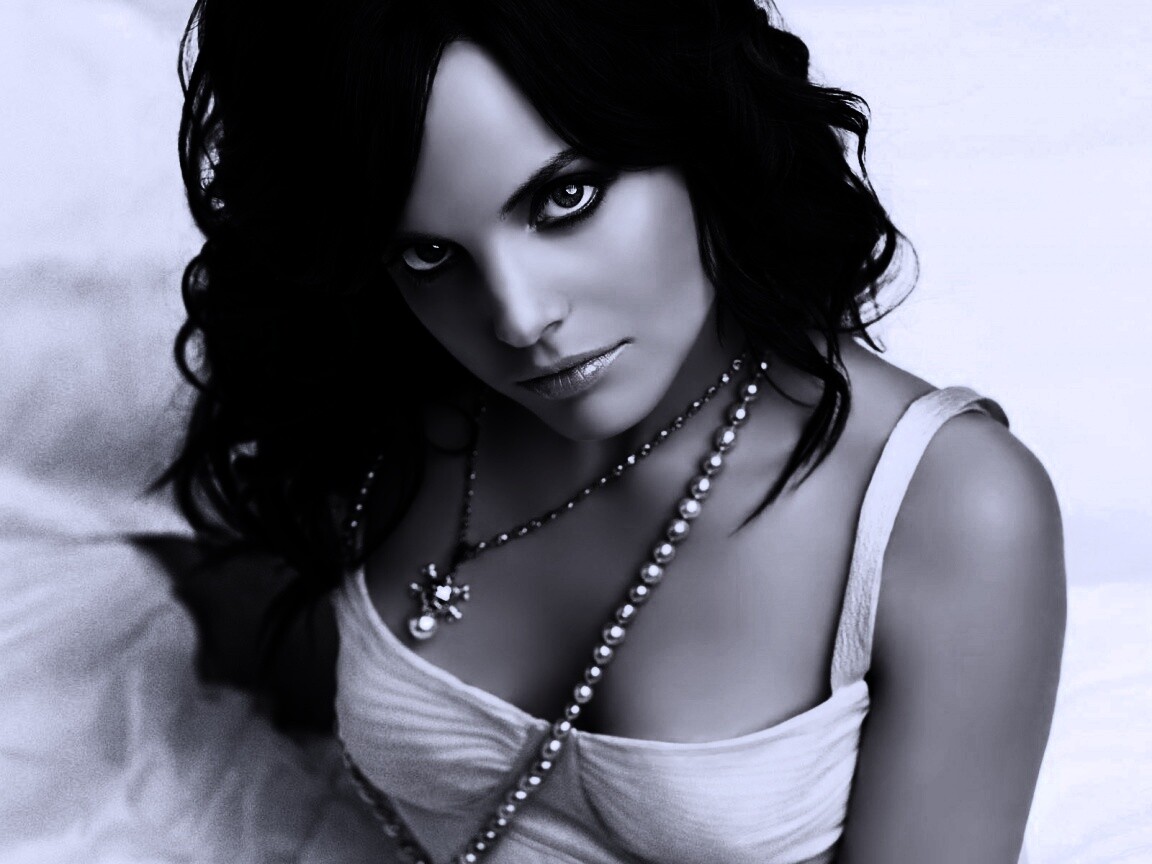 Брюнеточка с желанием в глазах обои