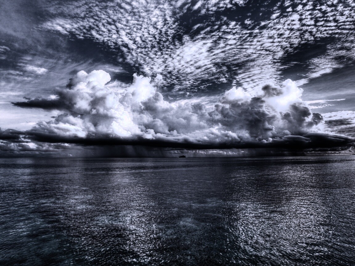 Тучи над морем обои