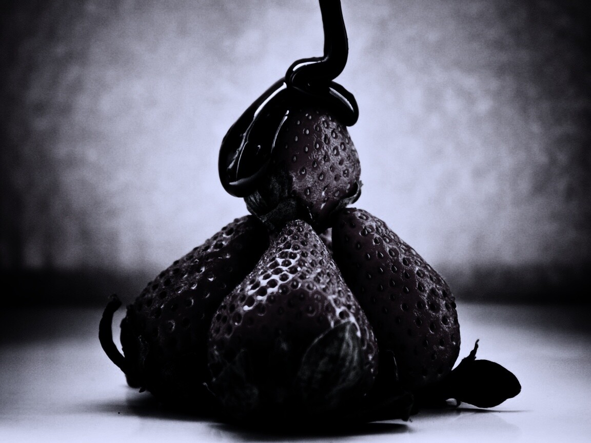 Аппетитная клубничка с шоколадом обои