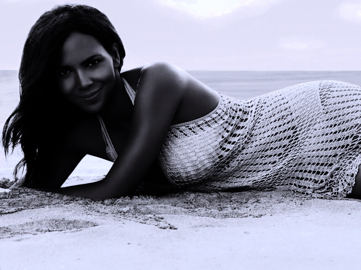 Холли Берри на пляже обои