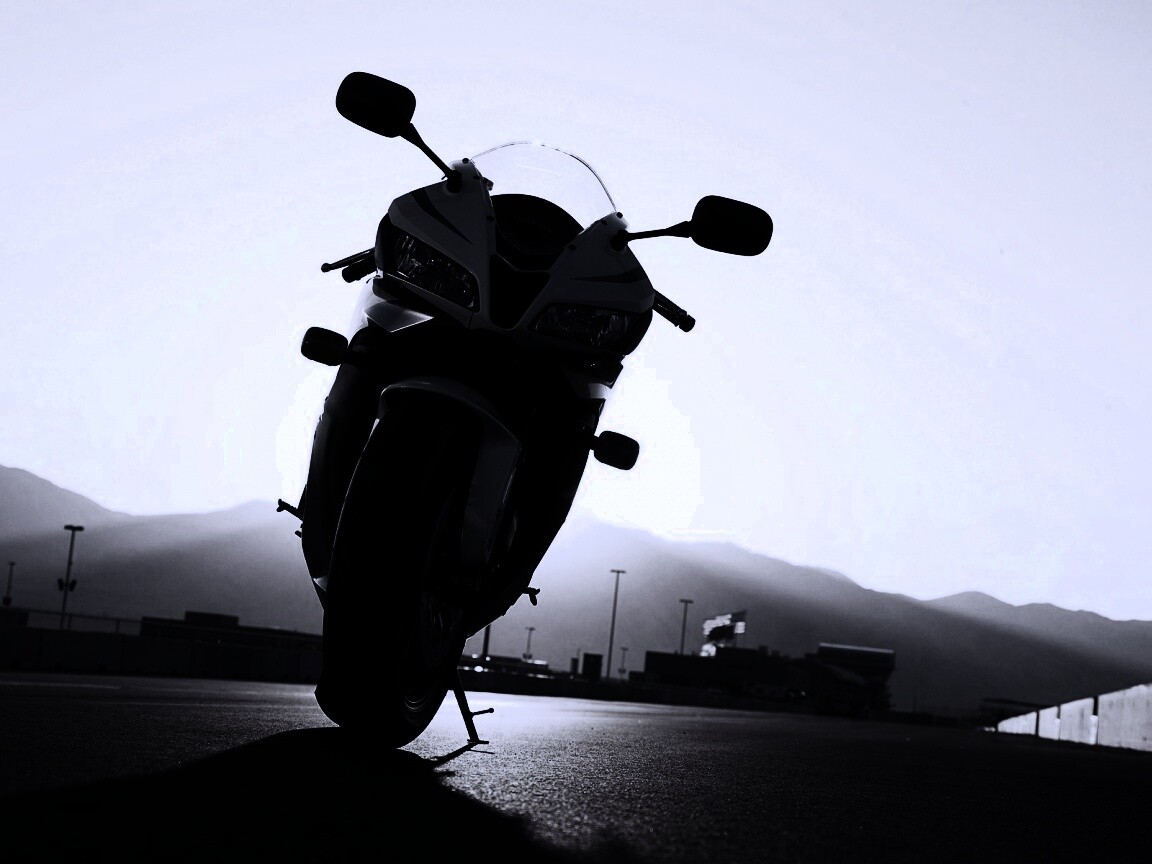 Мотоцикл на фоне заходящего солнца обои