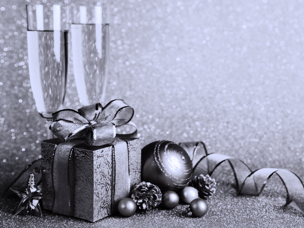 Подарок и бокалы шампанского обои