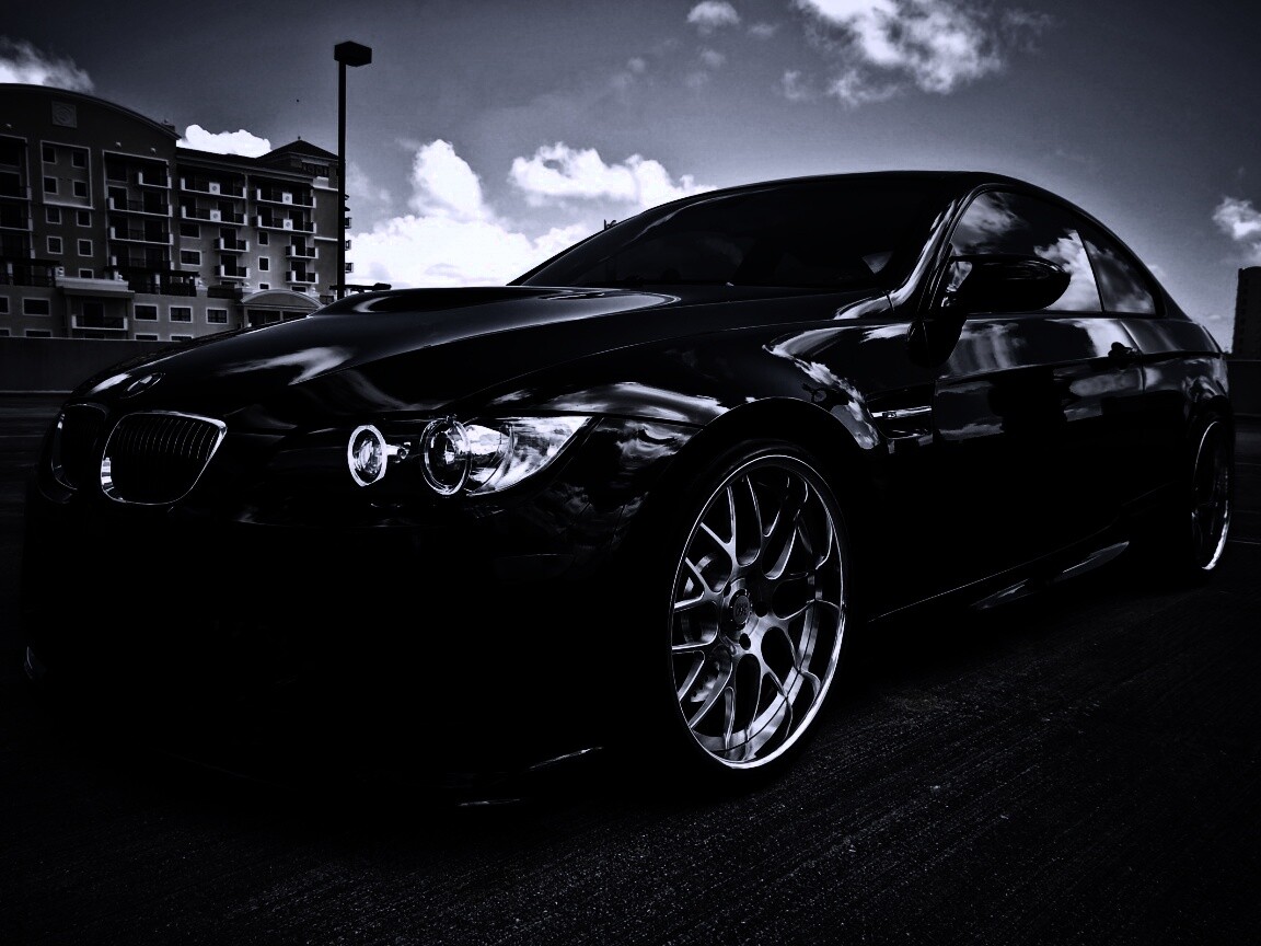 Красивый черный BMW на парковке обои