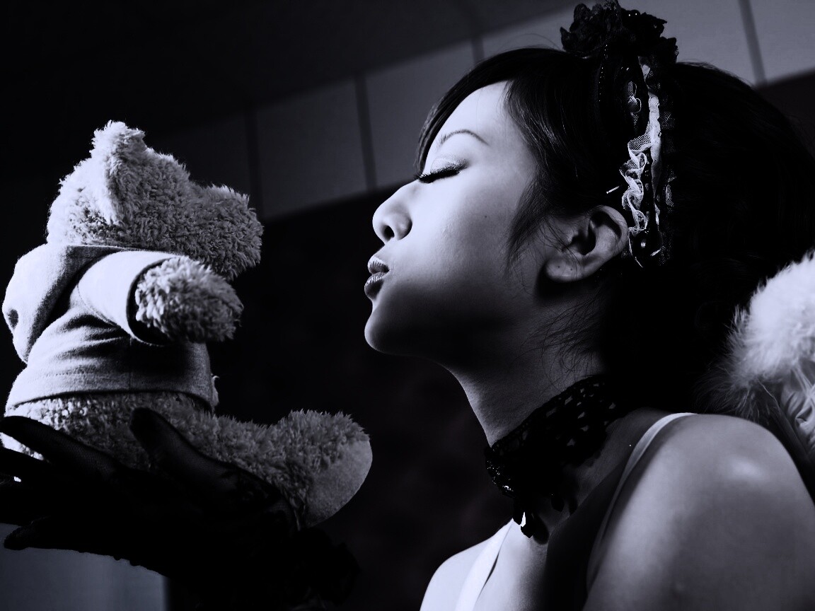 Азиатка любит медвежонка обои