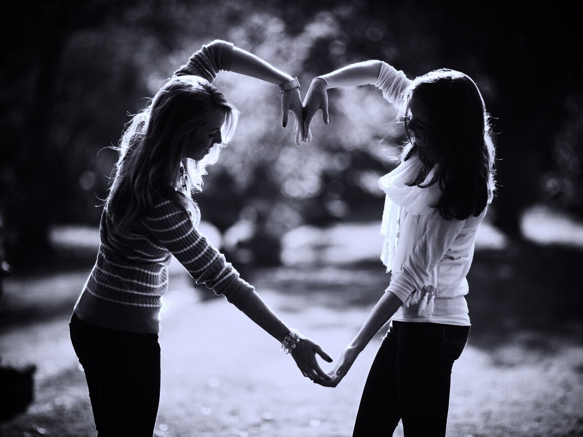 Две девушки и сердце из рук обои