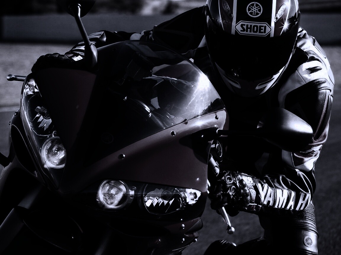 Мотоциклист на красной ямахе обои