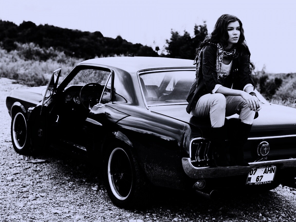 Девушка на мустанге обои