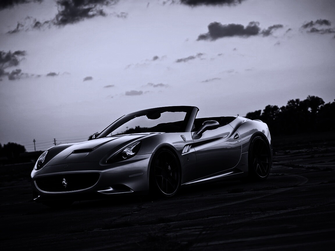 Ferrari на взлетном поле обои