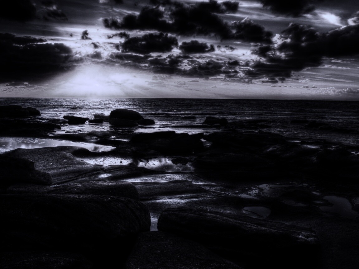 Каменистый берег на закате обои