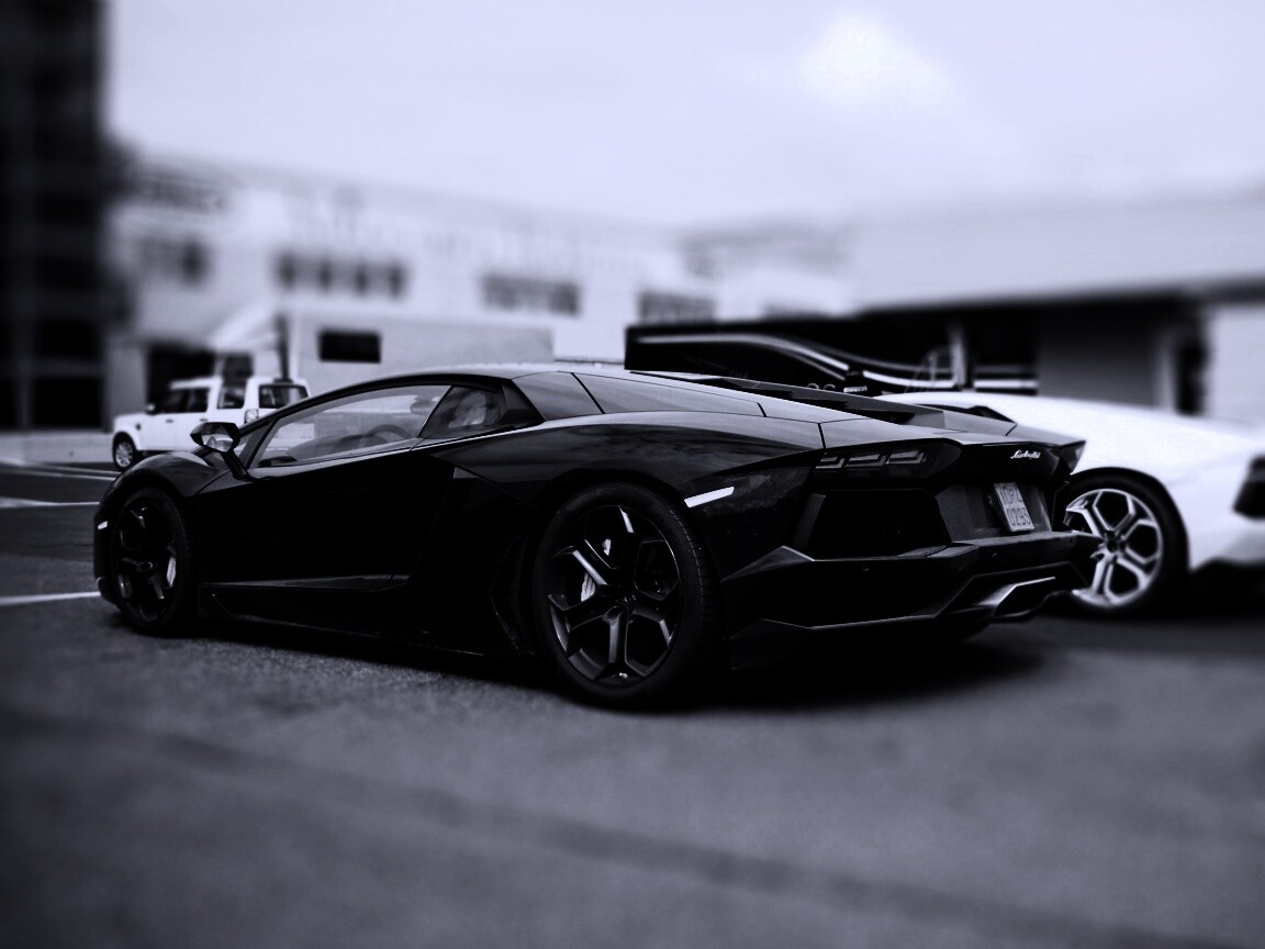 Ламборджини ревентон на парковке обои