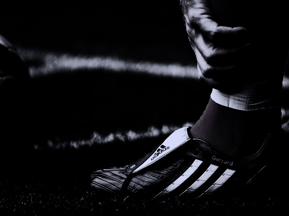 Левая нога футболиста в бутсе обои