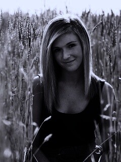 Девушка во ржи обои