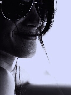 Девушка в очках обои