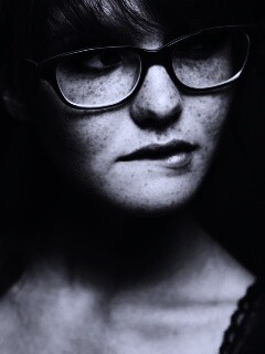 Рыженькая кусает губу обои