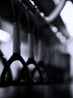 Поручни в метро обои