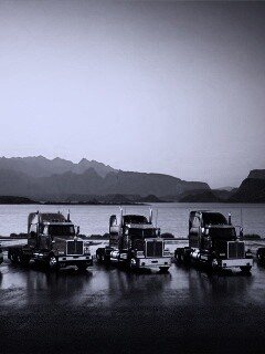 Тягачи на фоне озера обои