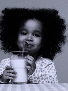 Девочка пьет молоко обои