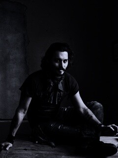 Джонни Депп на столе обои