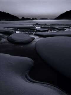 Полынья на замерзшем озере обои