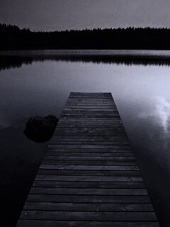 Деревянный пирс на озере обои