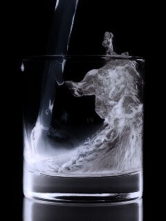 Огонь и вода в стакане обои