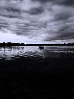 Яхта на озере обои