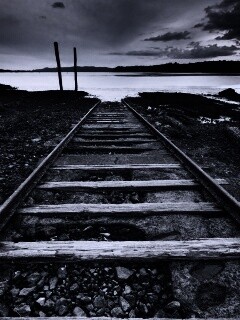 Рельсы обрывающиеся в воду обои