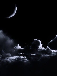 Облака и луна в ночном небе обои