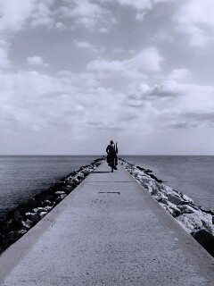 Велосепидист на волнорезе обои