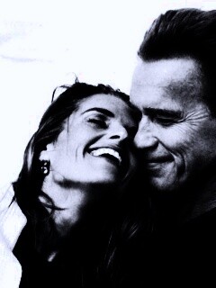 Арнольд Шварцнегер с девушкой обои