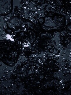 Тёмные пузыри в воде обои