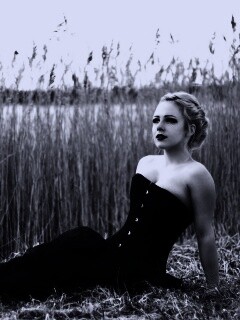 Девушка на траве в черном корсете обои