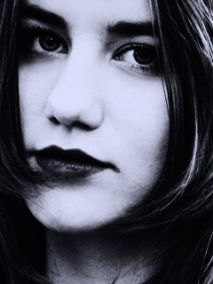 Взгляд голубоглазой девушки обои