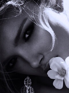 Красавица с белым цветком обои