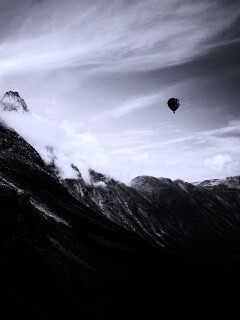 Воздушный шар в горах обои