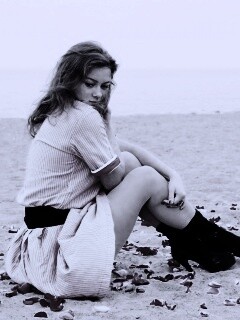 Девушка среди лепестков на пляже обои