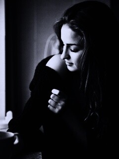 Обнаженное плечо и чашка кофе обои