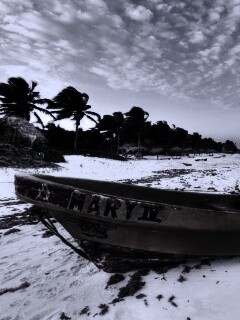 Лодка на берегу моря MARY IV обои