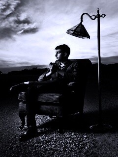 Мужчина в кресле обои